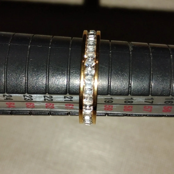Beautiful ring size 9 - Picture 3 of 3